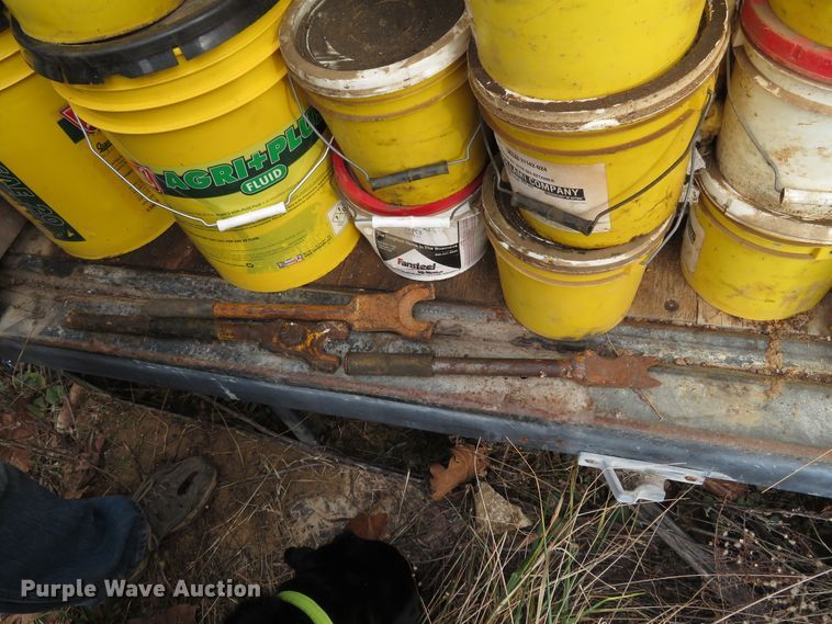 image for item DH0630 Approximately 250 Vermeer T850 rock teeth