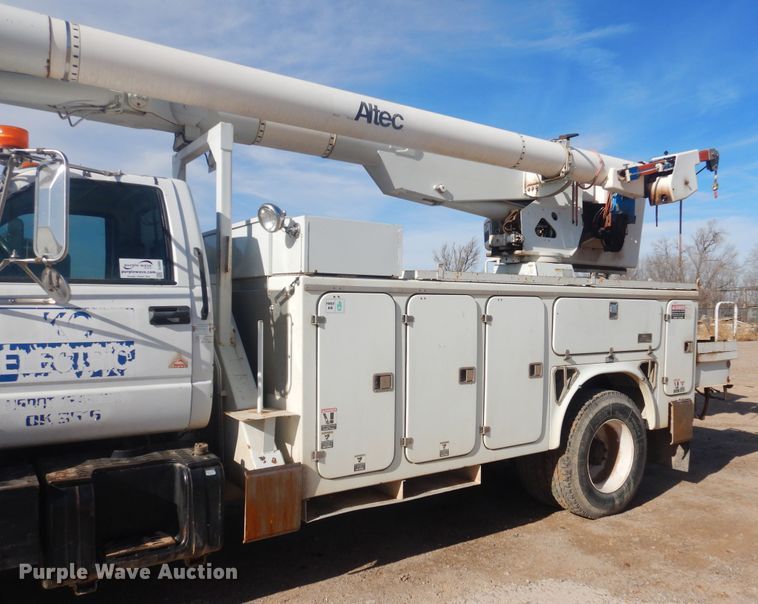 image for item DJ4905 1999 GMC C7500  bucket truck