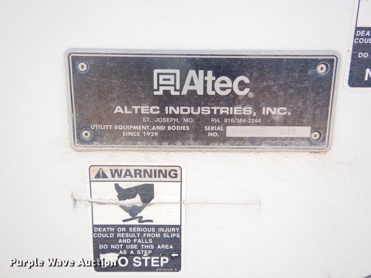 image for item DJ4905 1999 GMC C7500  bucket truck