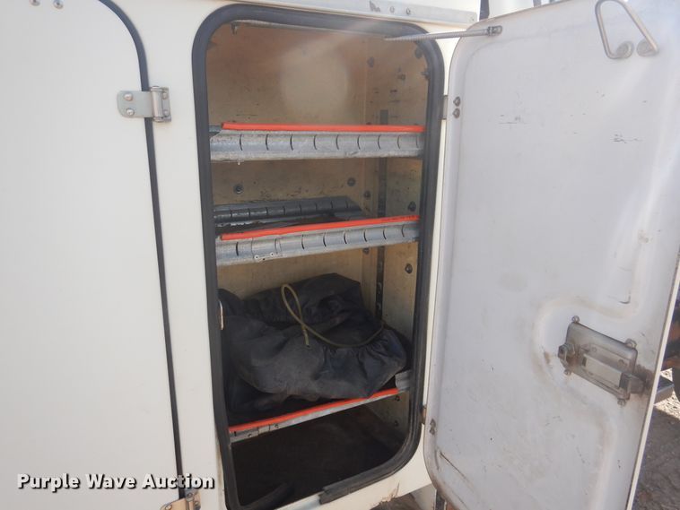 image for item DJ4905 1999 GMC C7500  bucket truck