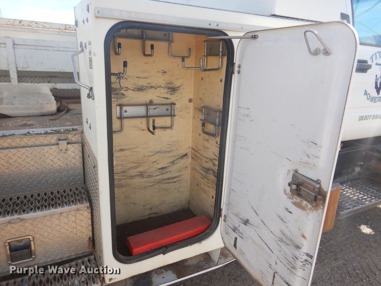 image for item DJ4905 1999 GMC C7500  bucket truck