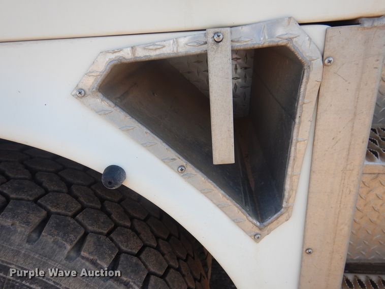 image for item DJ4905 1999 GMC C7500  bucket truck