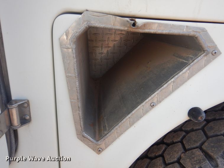 image for item DJ4905 1999 GMC C7500  bucket truck