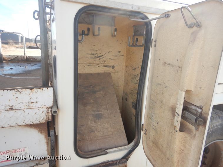 image for item DJ4905 1999 GMC C7500  bucket truck