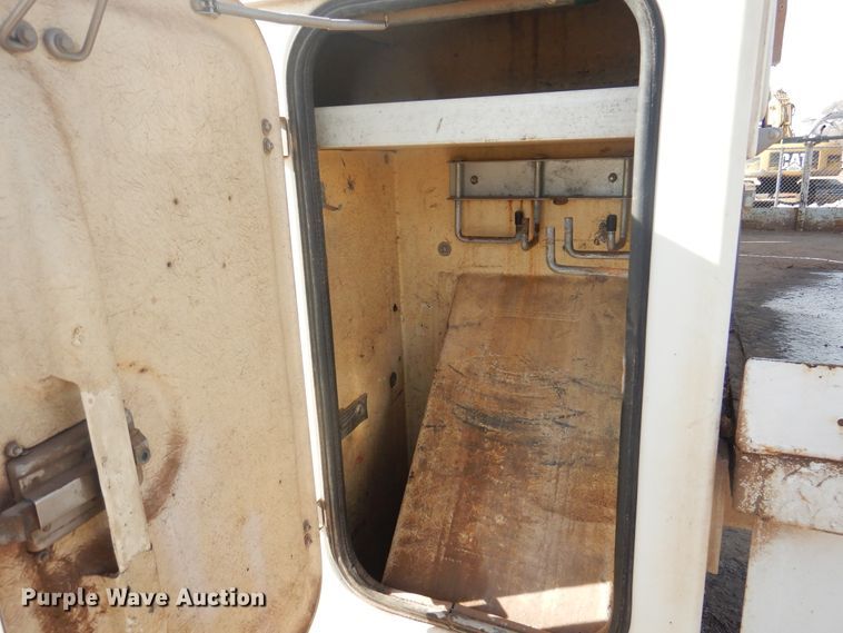 image for item DJ4905 1999 GMC C7500  bucket truck