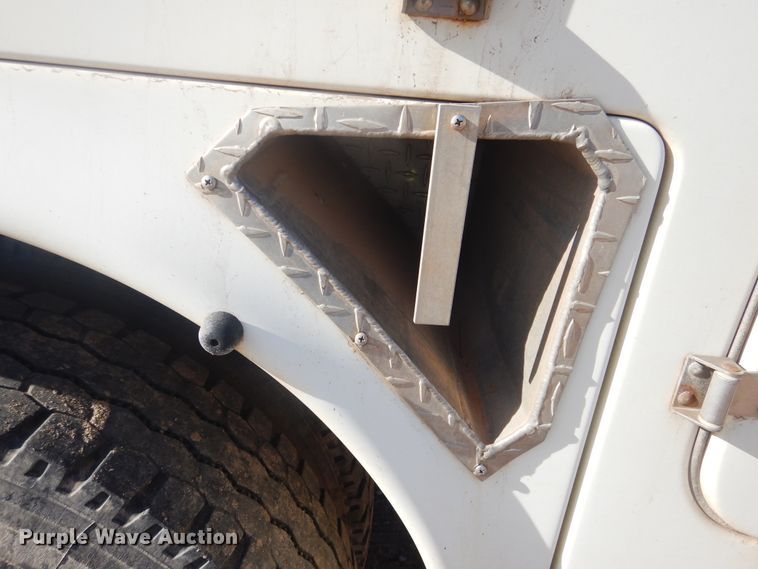 image for item DJ4905 1999 GMC C7500  bucket truck