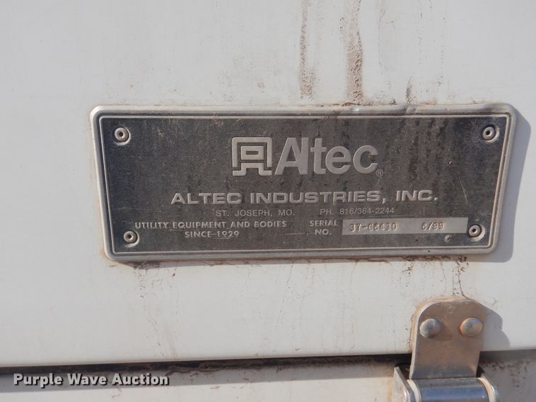 image for item DJ4905 1999 GMC C7500  bucket truck