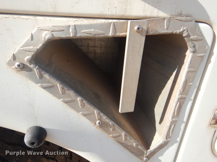 image for item DJ4905 1999 GMC C7500  bucket truck