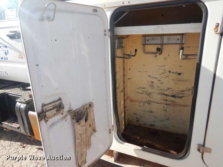 image for item DJ4905 1999 GMC C7500  bucket truck