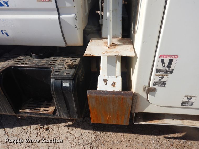 image for item DJ4905 1999 GMC C7500  bucket truck