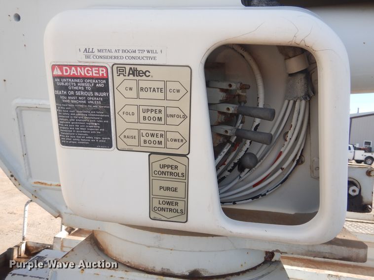 image for item DJ4905 1999 GMC C7500  bucket truck