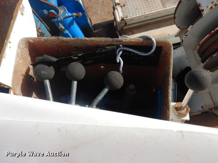 image for item DJ4905 1999 GMC C7500  bucket truck