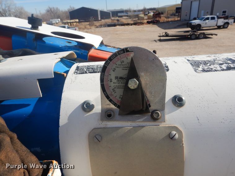 image for item DJ4905 1999 GMC C7500  bucket truck