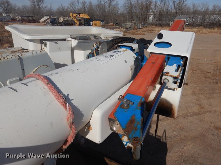 image for item DJ4905 1999 GMC C7500  bucket truck