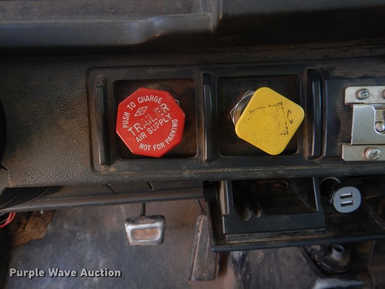 image for item DJ4905 1999 GMC C7500  bucket truck