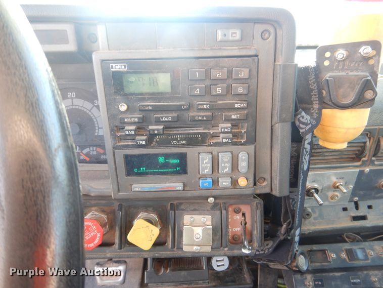 image for item DJ4905 1999 GMC C7500  bucket truck