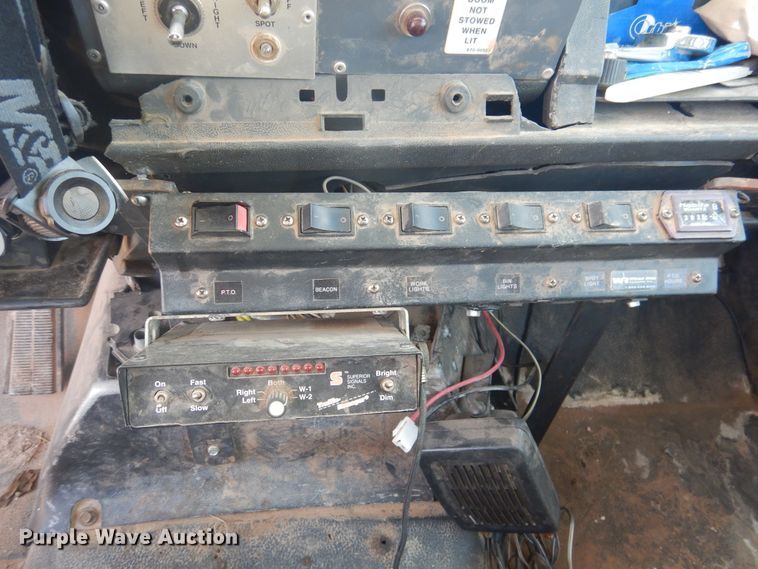 image for item DJ4905 1999 GMC C7500  bucket truck