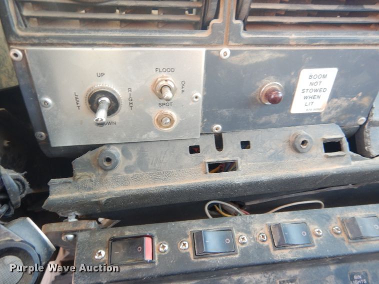 image for item DJ4905 1999 GMC C7500  bucket truck