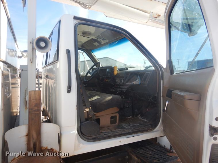 image for item DJ4905 1999 GMC C7500  bucket truck