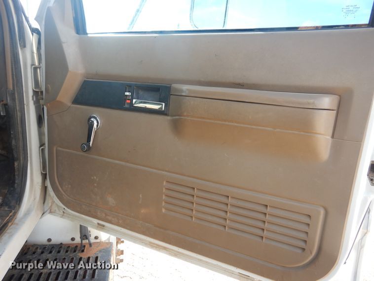 image for item DJ4905 1999 GMC C7500  bucket truck