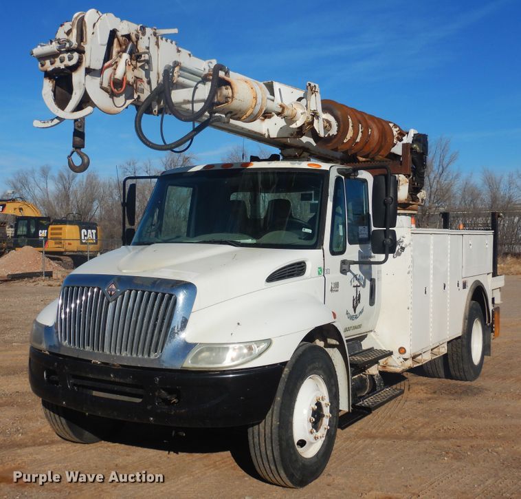 image for item DJ4907 2005 International 4300  pressure digger derrick truck