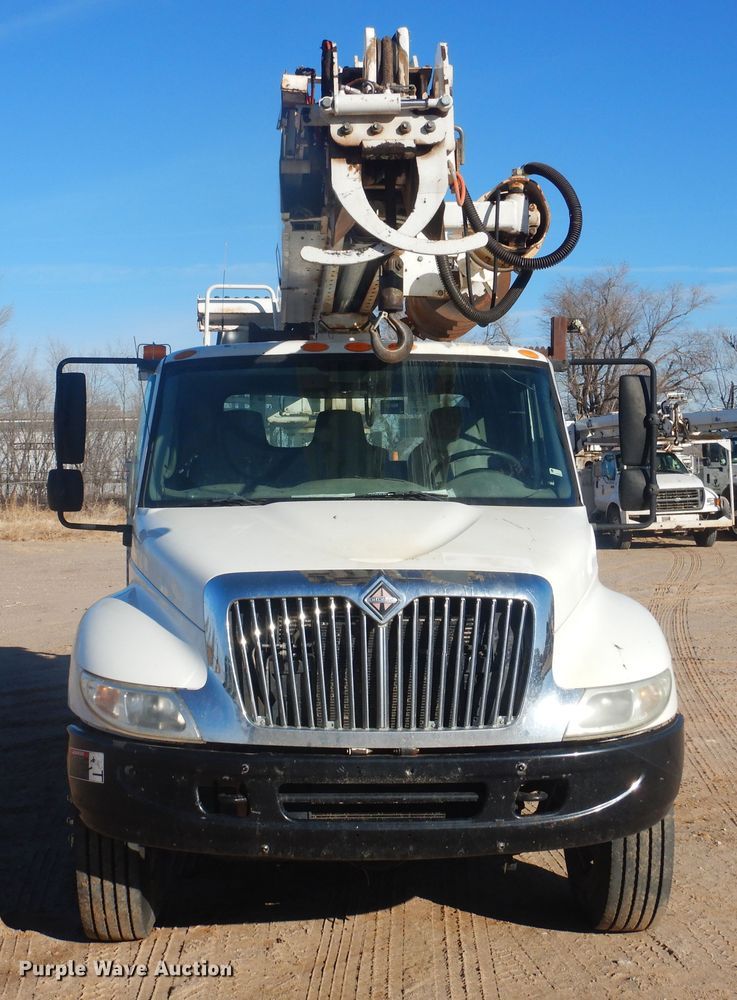 image for item DJ4907 2005 International 4300  pressure digger derrick truck