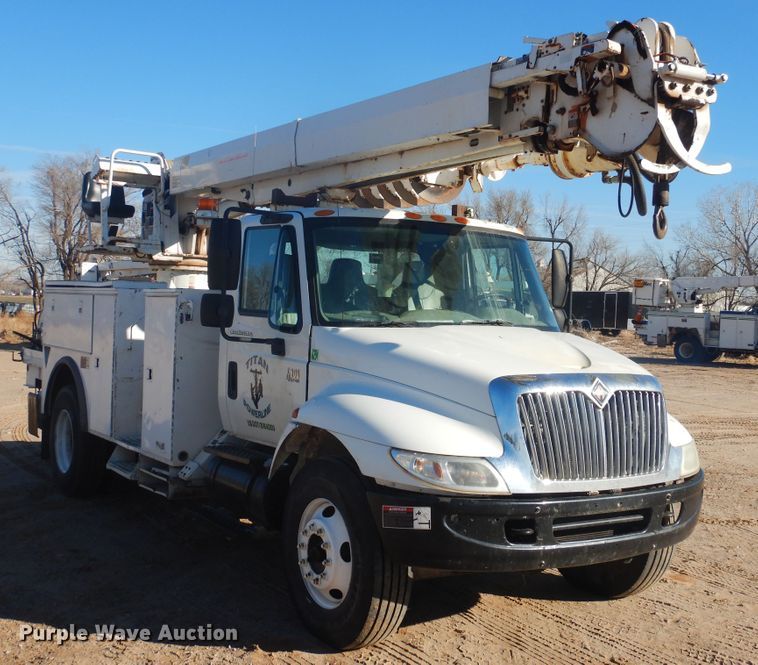 image for item DJ4907 2005 International 4300  pressure digger derrick truck