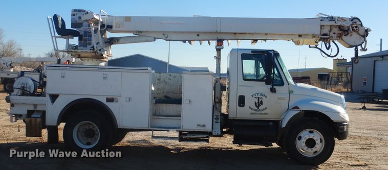 image for item DJ4907 2005 International 4300  pressure digger derrick truck