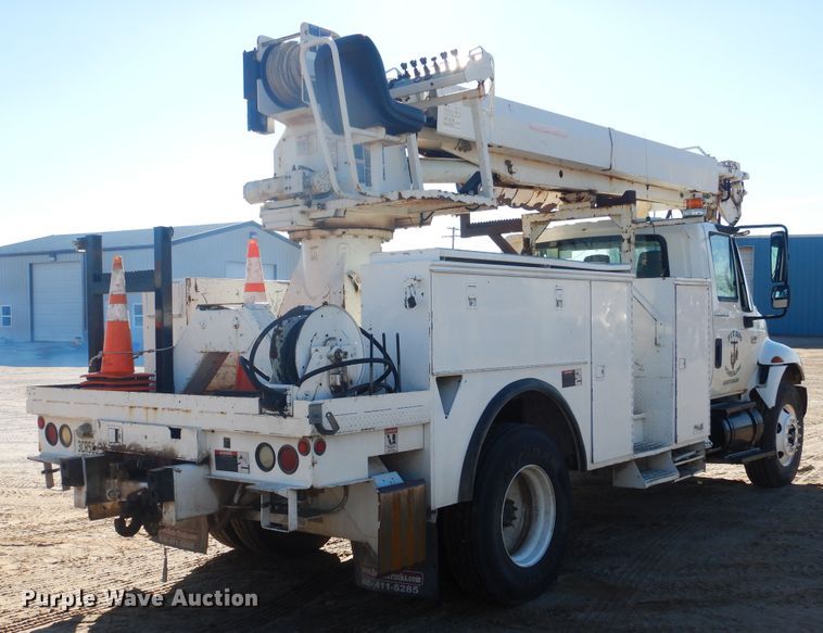 image for item DJ4907 2005 International 4300  pressure digger derrick truck