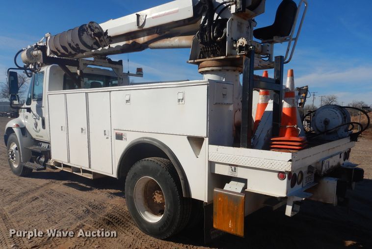 image for item DJ4907 2005 International 4300  pressure digger derrick truck