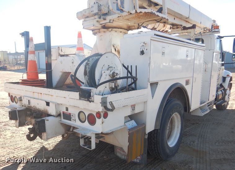 image for item DJ4907 2005 International 4300  pressure digger derrick truck