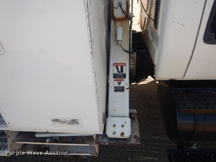 image for item DJ4907 2005 International 4300  pressure digger derrick truck