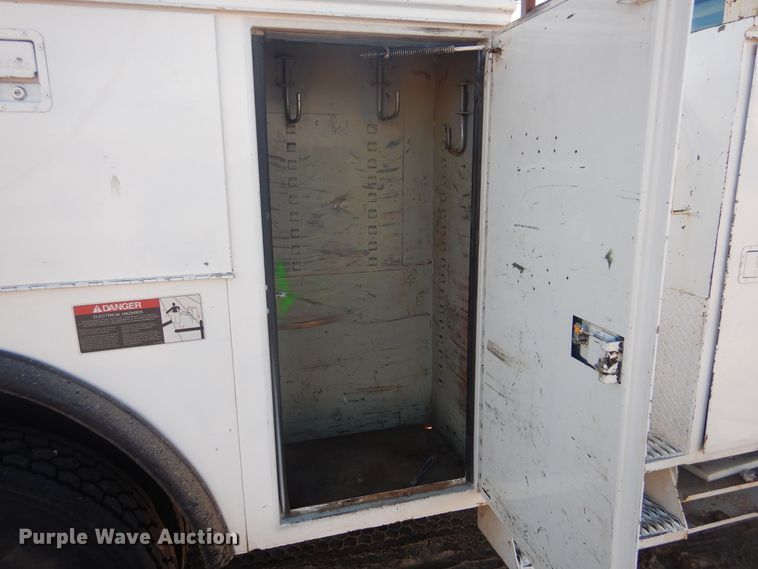 image for item DJ4907 2005 International 4300  pressure digger derrick truck