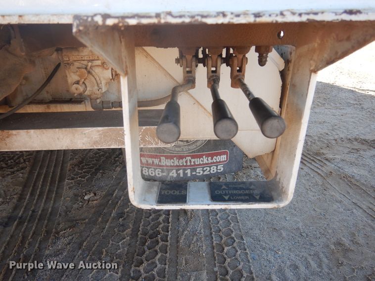 image for item DJ4907 2005 International 4300  pressure digger derrick truck