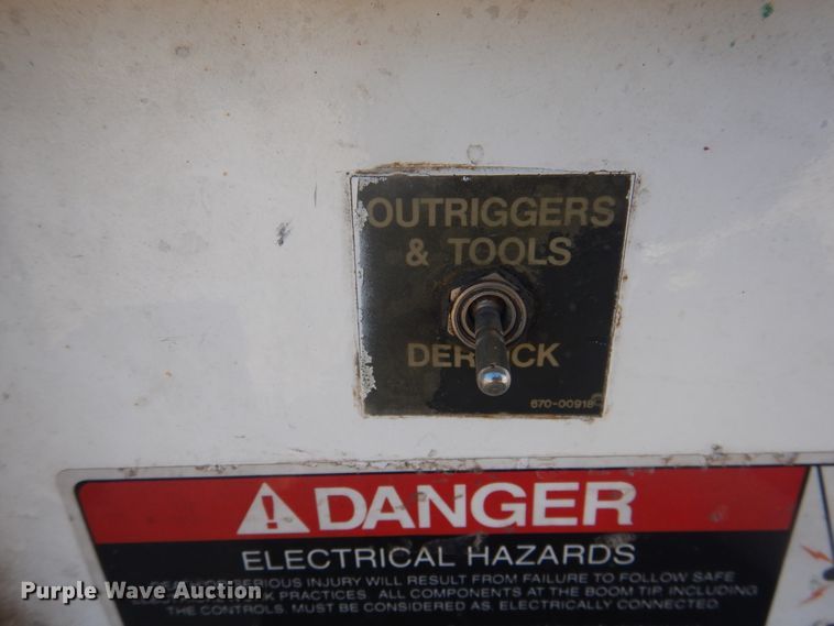 image for item DJ4907 2005 International 4300  pressure digger derrick truck