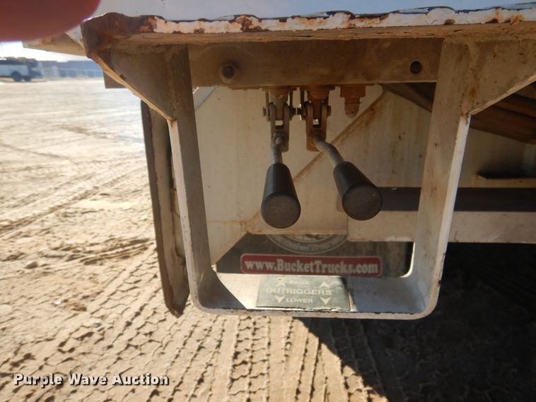 image for item DJ4907 2005 International 4300  pressure digger derrick truck