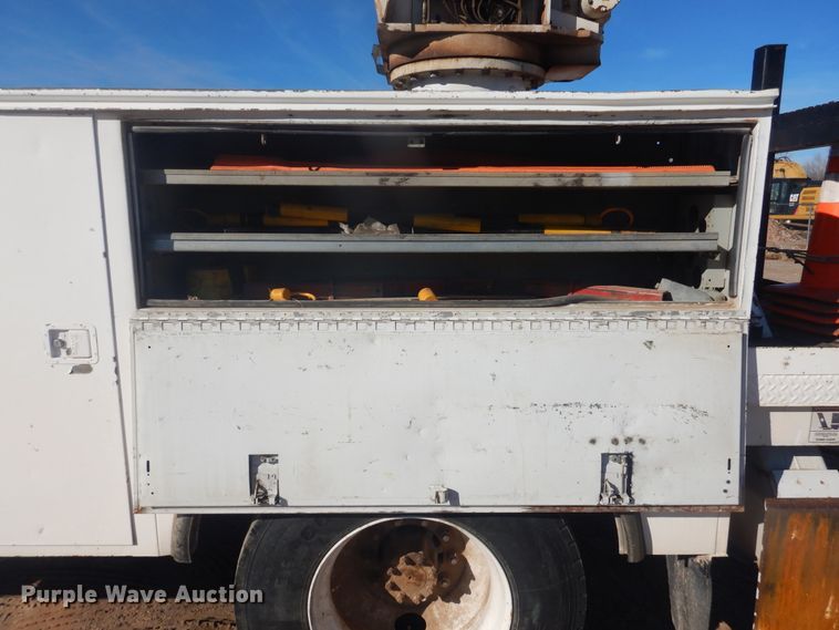 image for item DJ4907 2005 International 4300  pressure digger derrick truck