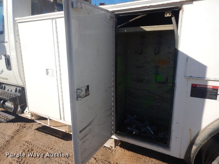 image for item DJ4907 2005 International 4300  pressure digger derrick truck