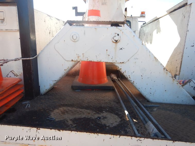 image for item DJ4907 2005 International 4300  pressure digger derrick truck