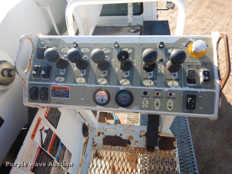 image for item DJ4907 2005 International 4300  pressure digger derrick truck