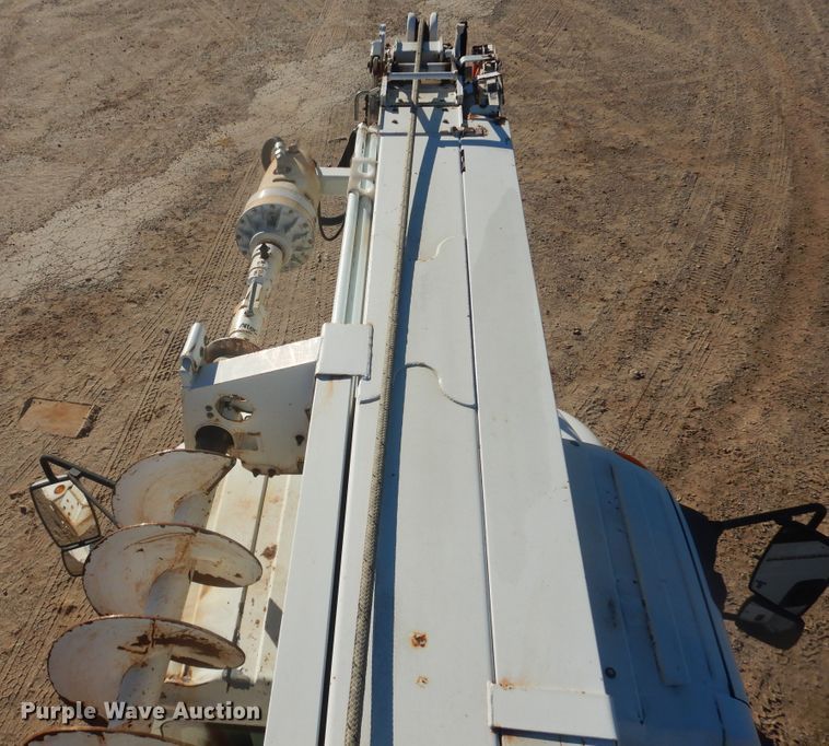 image for item DJ4907 2005 International 4300  pressure digger derrick truck