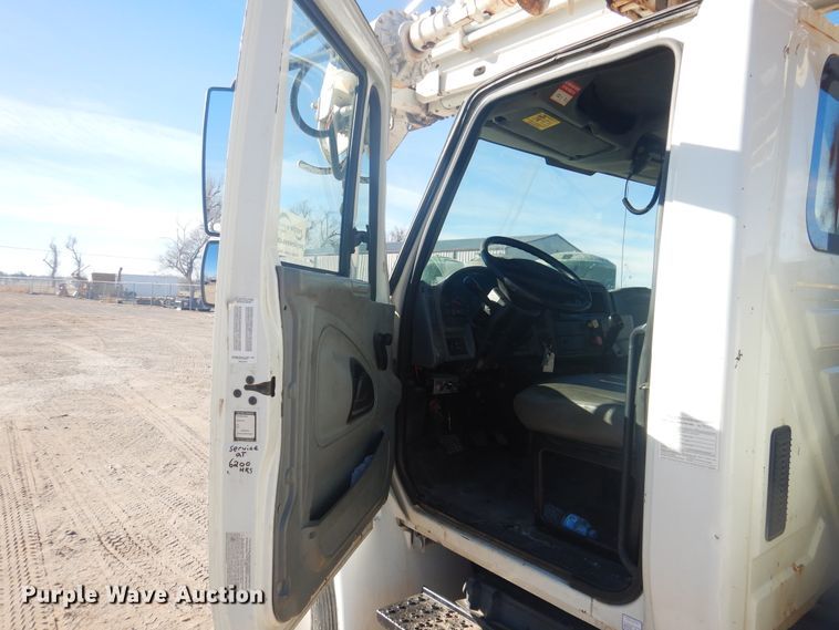 image for item DJ4907 2005 International 4300  pressure digger derrick truck