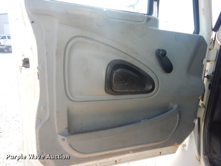 image for item DJ4907 2005 International 4300  pressure digger derrick truck