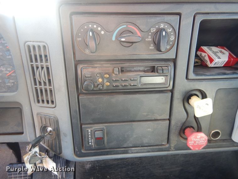 image for item DJ4907 2005 International 4300  pressure digger derrick truck