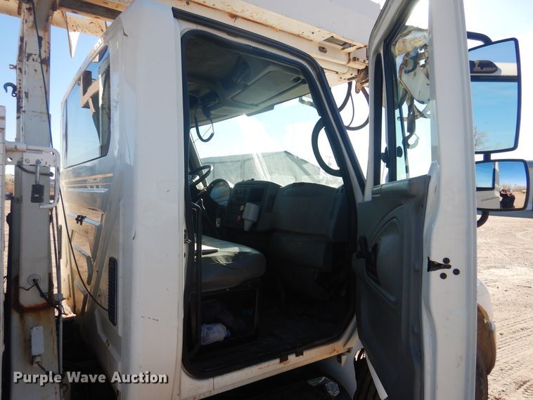 image for item DJ4907 2005 International 4300  pressure digger derrick truck