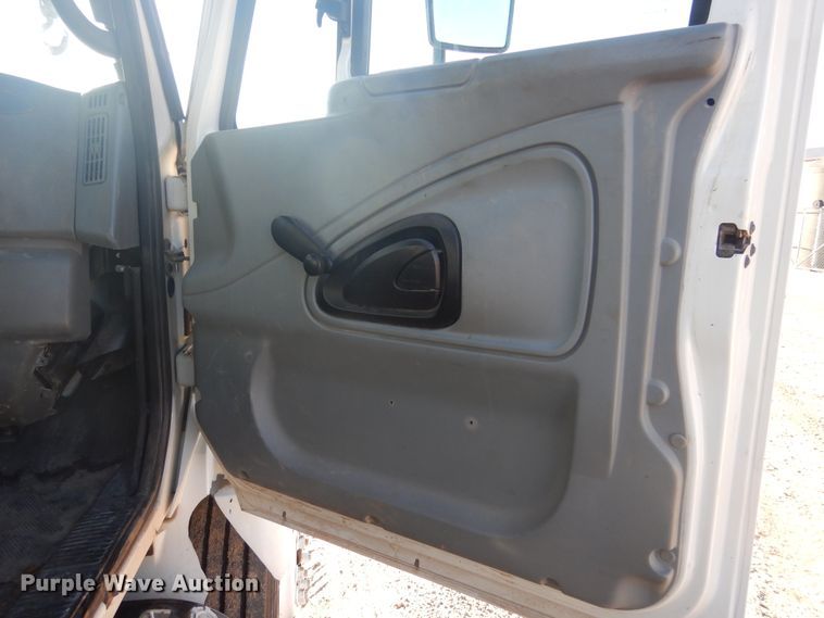 image for item DJ4907 2005 International 4300  pressure digger derrick truck