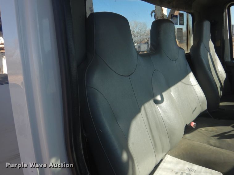 image for item DJ4907 2005 International 4300  pressure digger derrick truck