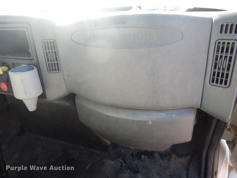 image for item DJ4907 2005 International 4300  pressure digger derrick truck