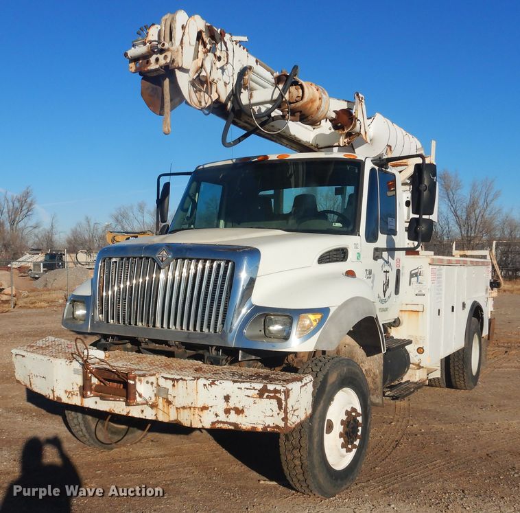 image for item DJ4908 2005 International 7300  pressure digger derrick truck