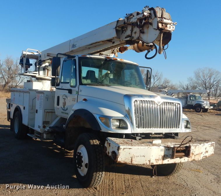 image for item DJ4908 2005 International 7300  pressure digger derrick truck